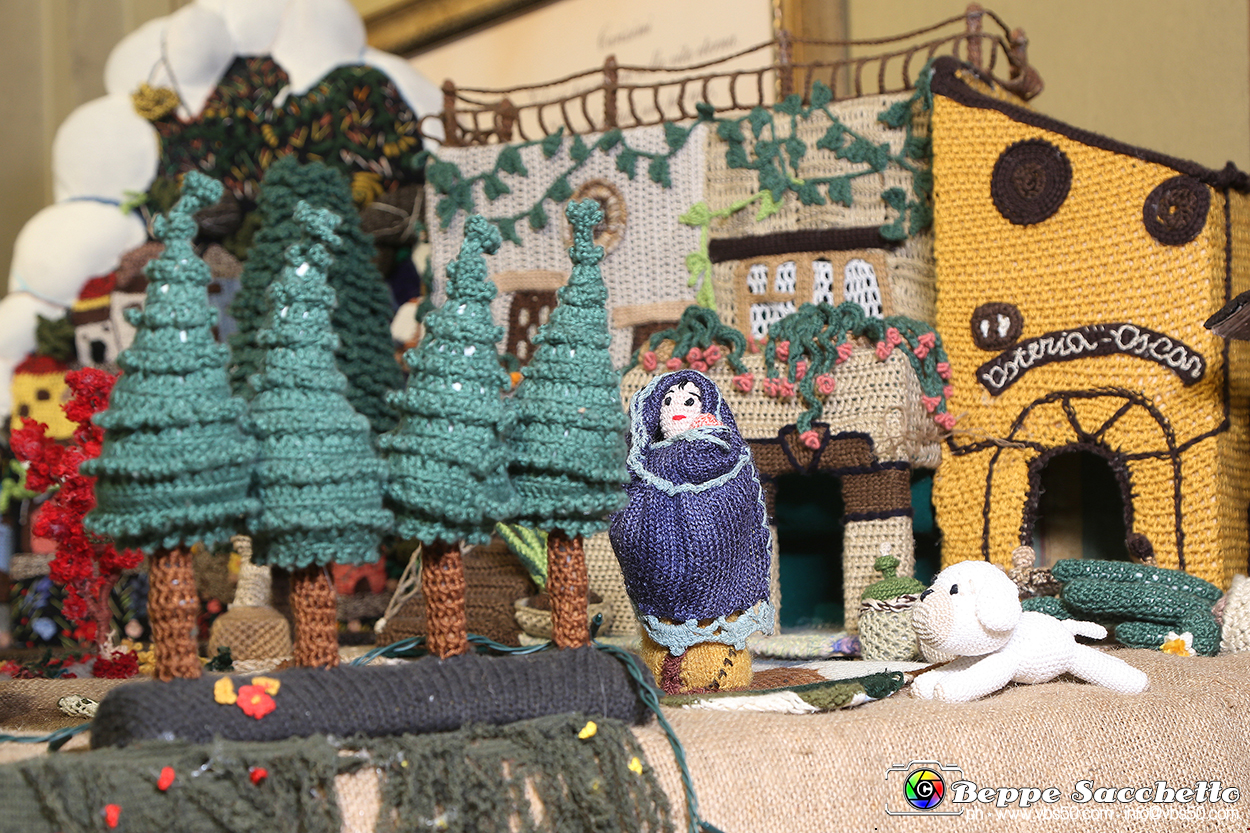 VBS_9154 - Presepio all'uncinetto Parrocchia SS. Cosma e Damiano.jpg